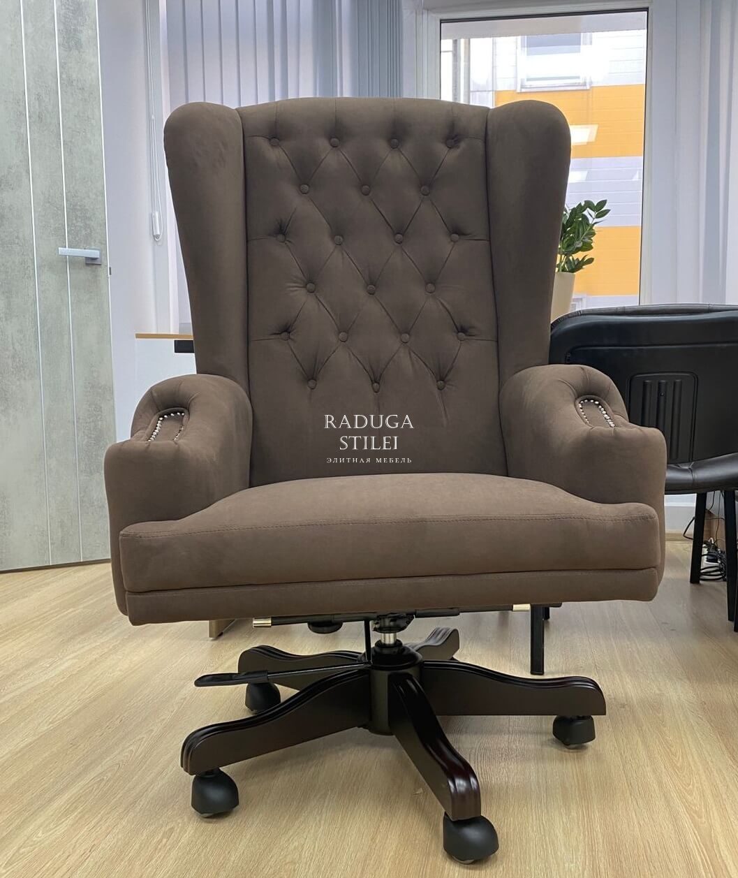 Кресло коричневое в кабинет руководителя, Амадис 